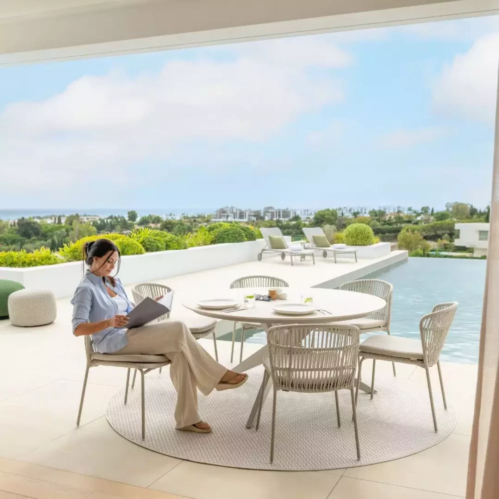 Lima Stapelbare Armstoel van Jati & Kebon