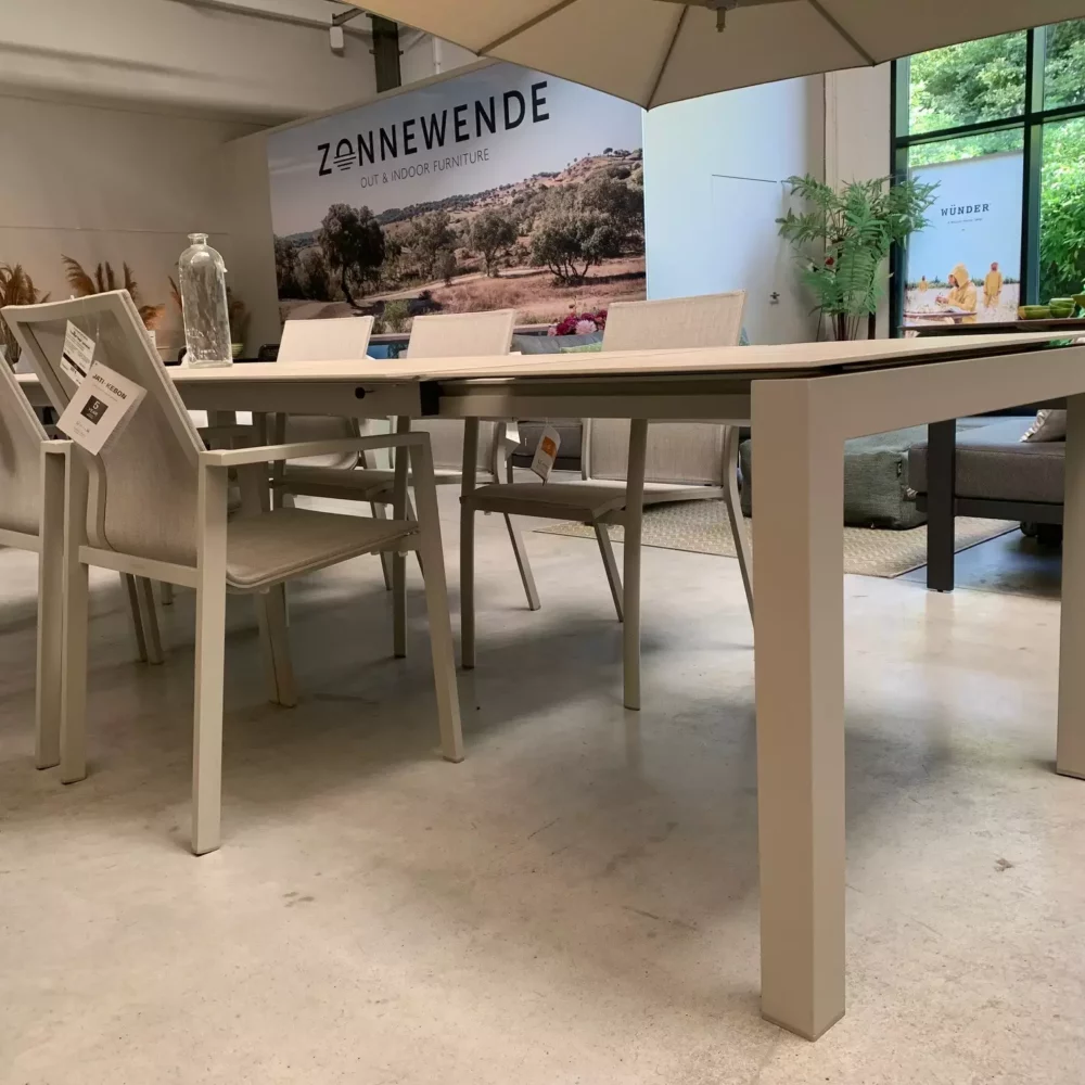 Forli Uitschuifbare Tafel 220 280 Cm Dune/travertino White – Toonzaalmodel van Jati Kebon