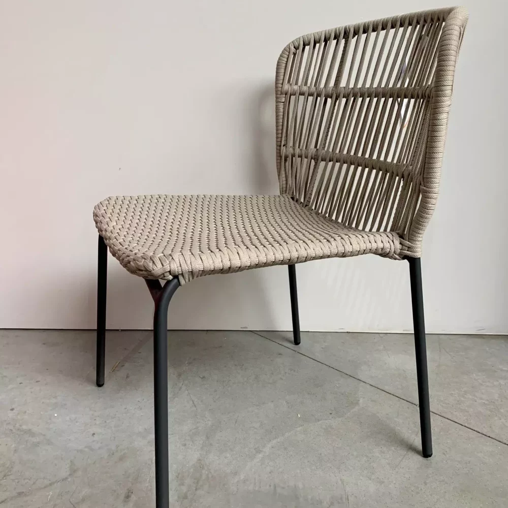 Lima Stapelbare Charcoal Stoel – Toonzaalmodel van Jati Kebon