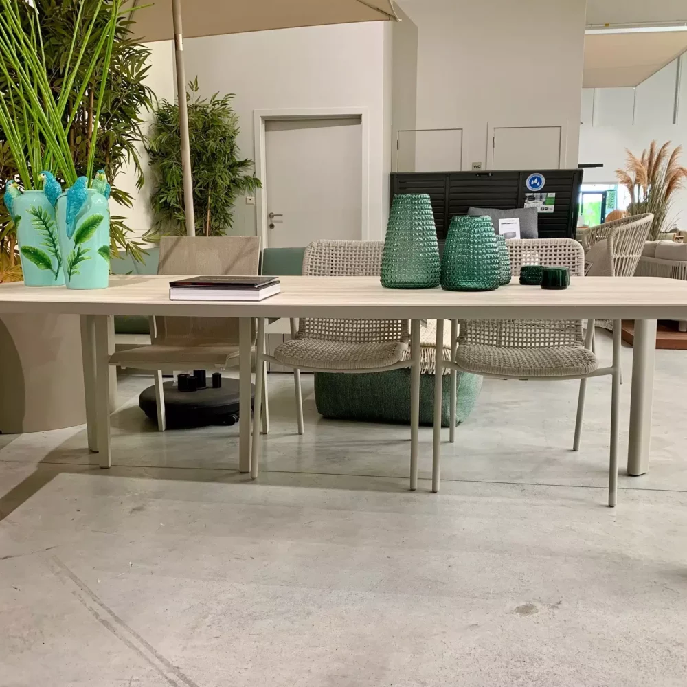 Tofino Tafel 240cm – Dune/travertino White – Toonzaalmodel van Jati Kebon