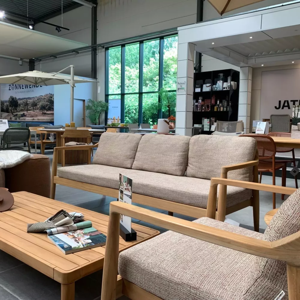 Tofino 3 Zits Lounge Sofa – Toonzaalmodel van Jati Kebon