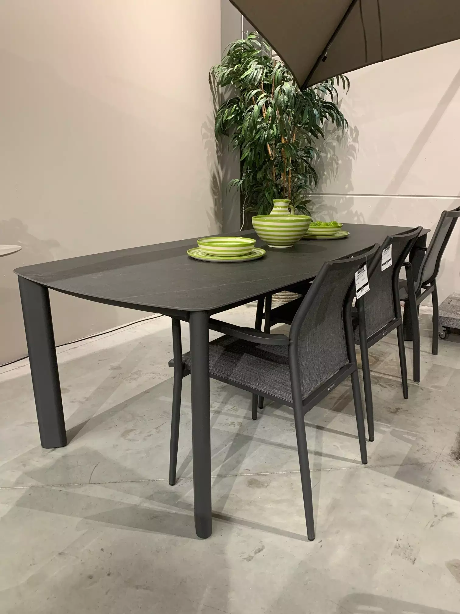Tofino Tafel 240cm – Charcoal/graphite Grey – Toonzaalmodel van Jati Kebon