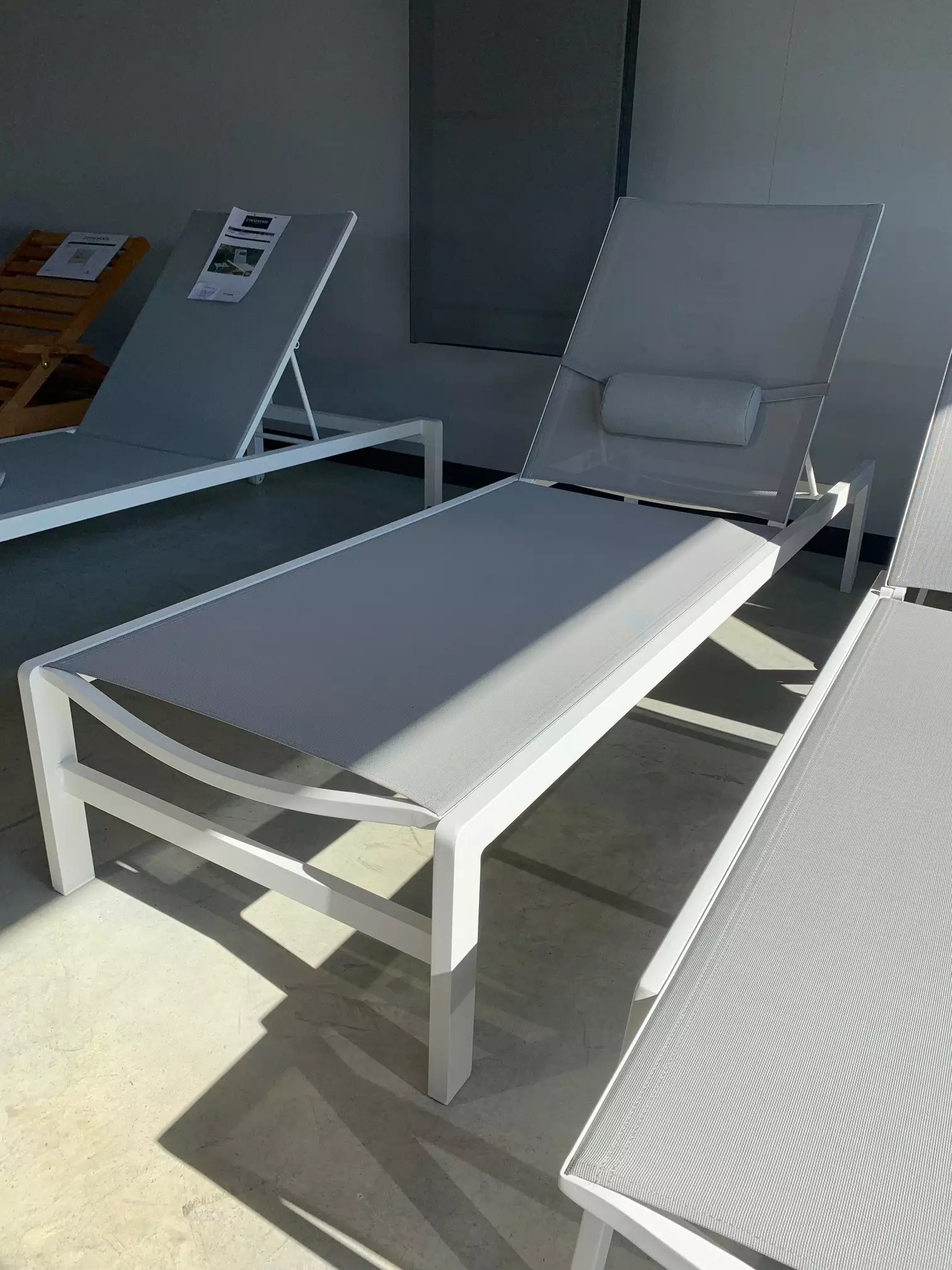 Sylt Stapelbare Ligbed Wit Light Grey – De Laatste van Jati Kebon