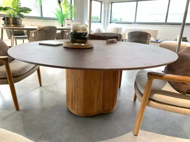 Ogado Low Dining Table Ø148cm – Toonzaalmodel van Manutti