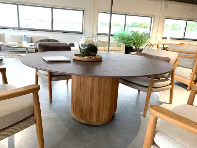 Ogado Low Dining Table Ø148cm – Toonzaalmodel van Manutti