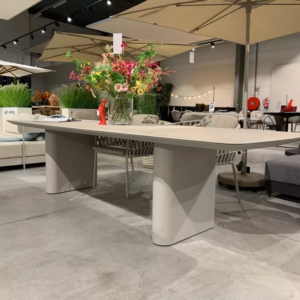Amorelli Tafel 300x105cm Jati & Kebon – Toonzaalmodel van Jati Kebon