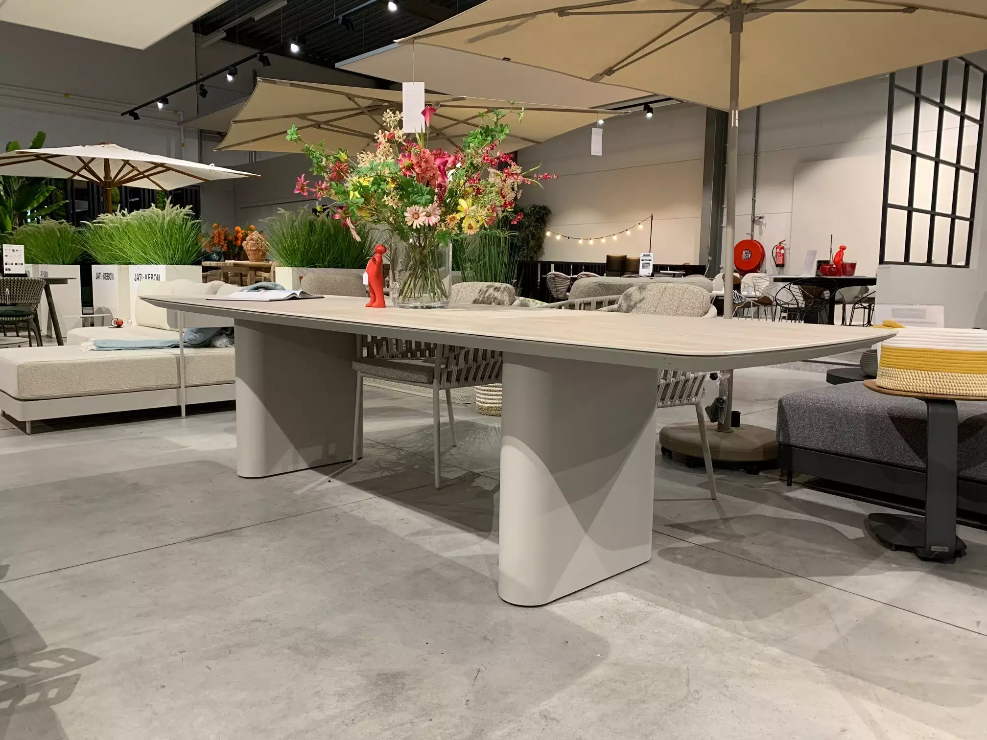 Amorelli Tafel 300x105cm Jati & Kebon – Toonzaalmodel van Jati Kebon