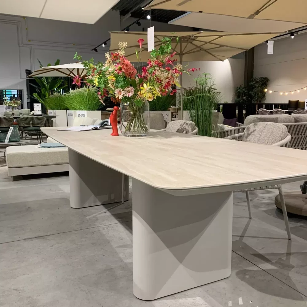 Amorelli Tafel 300x105cm Jati & Kebon – Toonzaalmodel van Jati Kebon