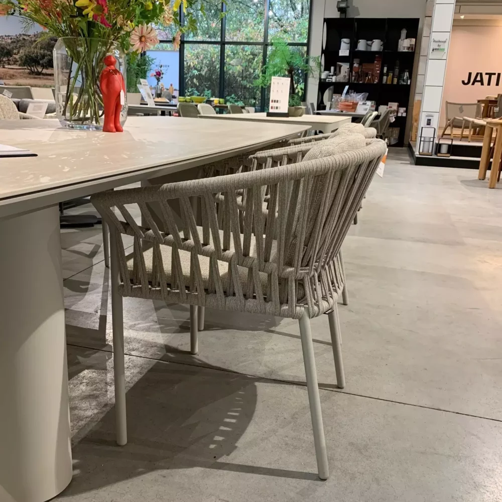 Tofino Armstoel In Aluminium – Toonzaalmodel van Jati Kebon
