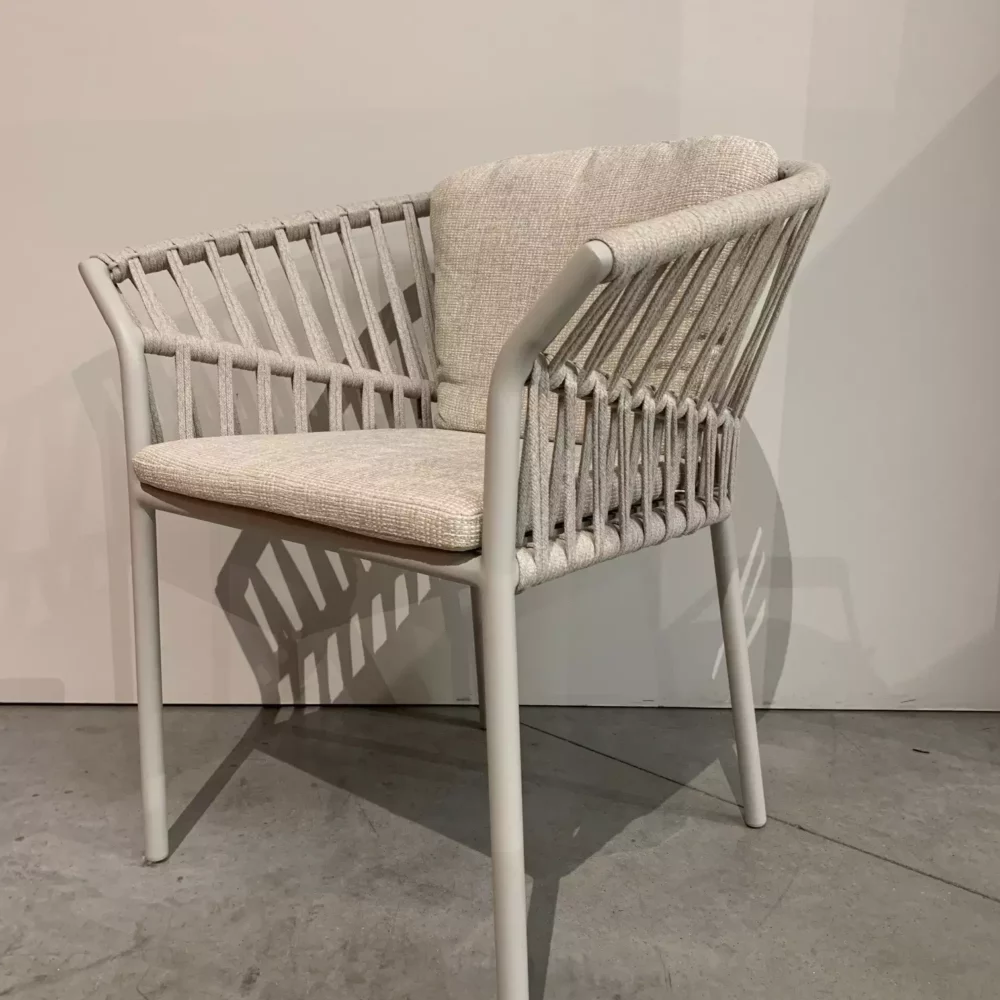 Tofino Armstoel In Aluminium – Toonzaalmodel van Jati Kebon