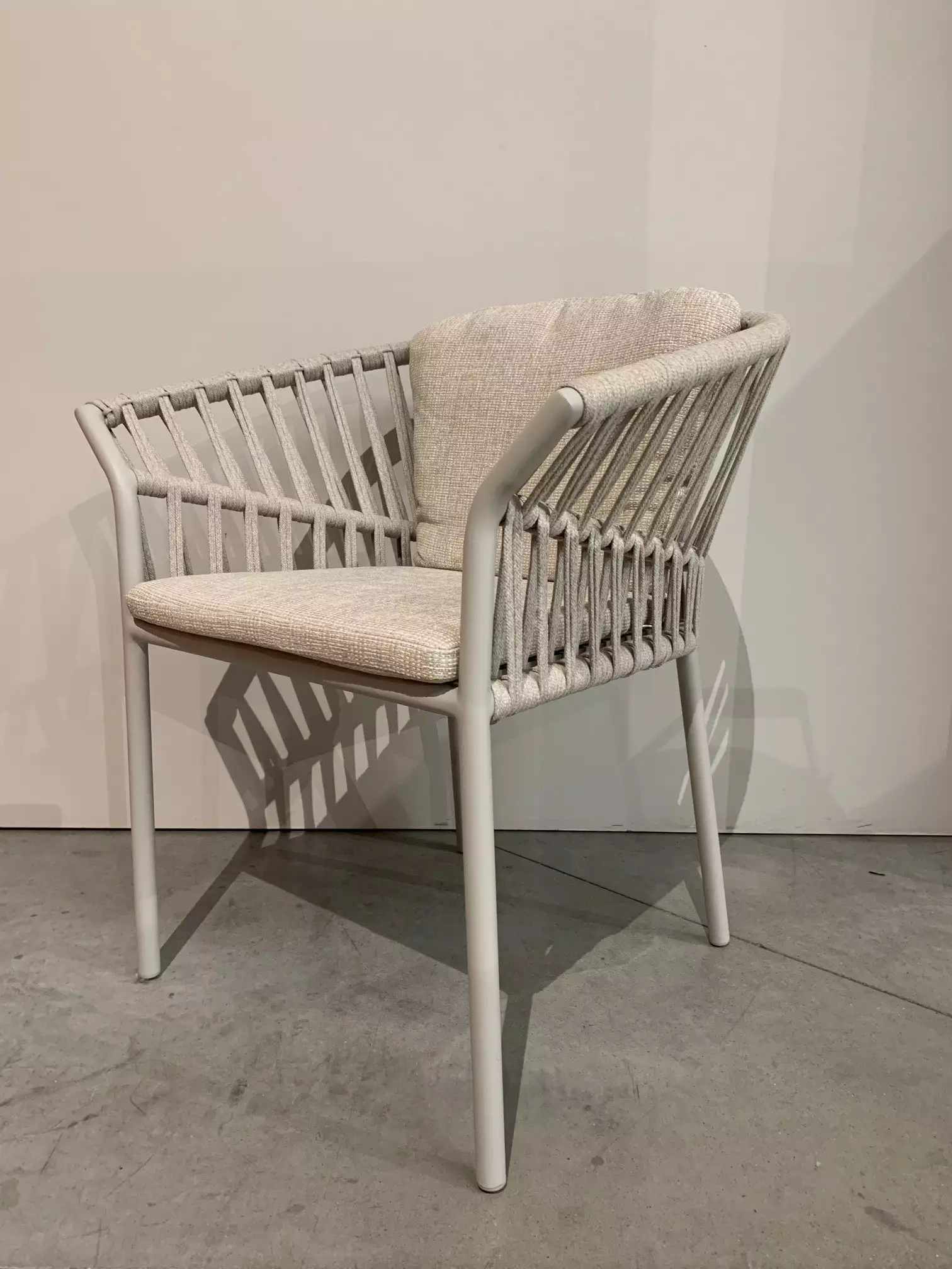 Tofino Armstoel In Aluminium – Toonzaalmodel van Jati Kebon